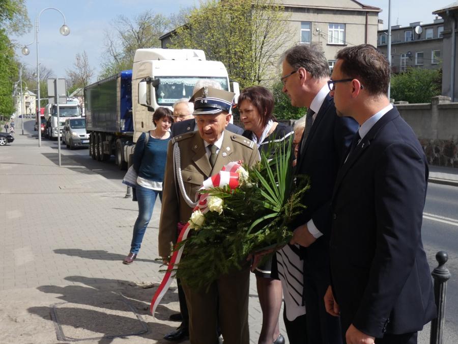 Kwiaty i odznaczenia: Złote Krzyże w 74. rocznicę powstania KWP