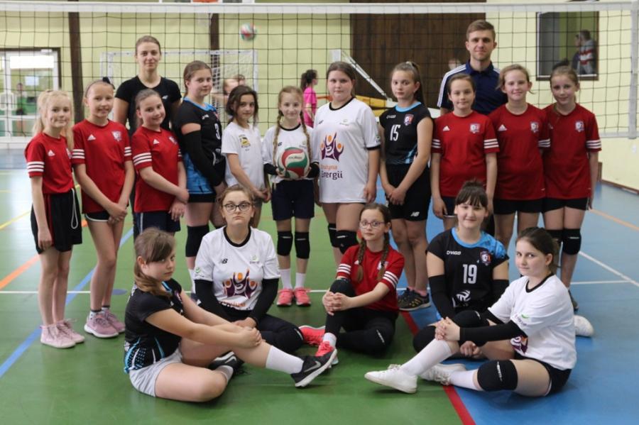Młode siatkarki z Lgoty Wielkiej na turnieju w Łasku