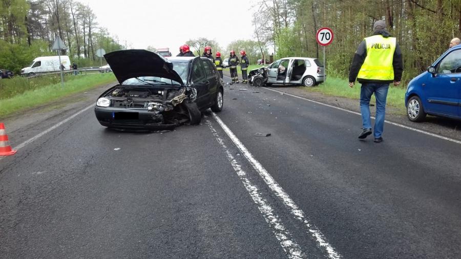 Bobry: czołowe zderzenie dwóch samochodów