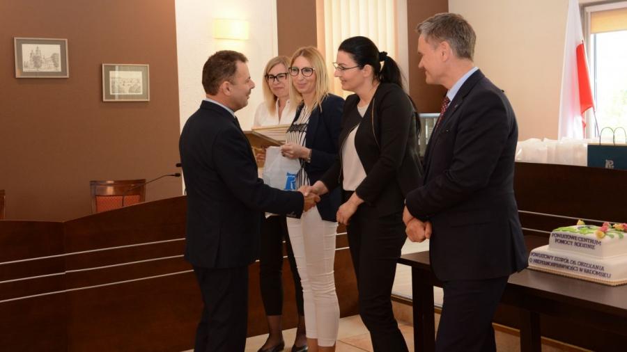 Podziękowania i medale z okazji jubileuszu 20-lecia PCPR