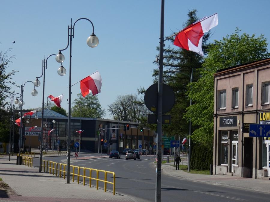 Radomsko w biało-czerwonych barwach. Dziś Święto Flagi i Dzień Polonii i Polaków za granicą