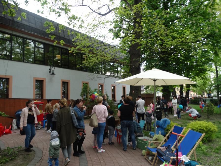 [ZDJĘCIA] Majówka z biblioteką: impreza czytelnicza z niespodzianką