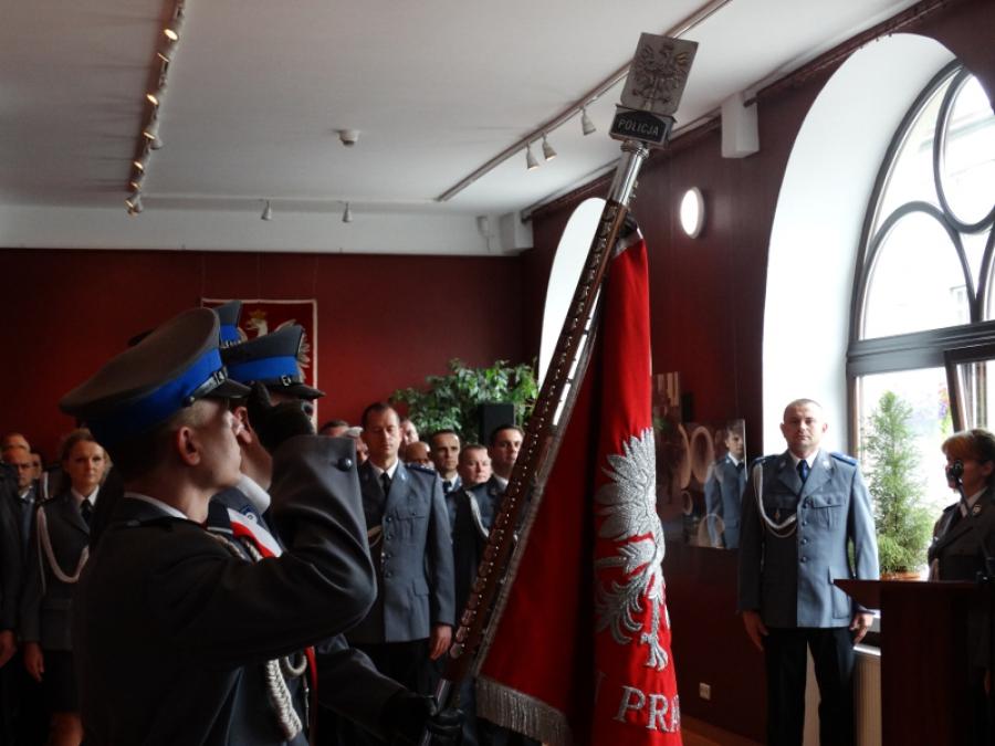 Pamiątkowe dokumenty, zdjęcia i odznaczenia policjantów z 1940 podczas Radomszczańskiej Nocy Muzeum