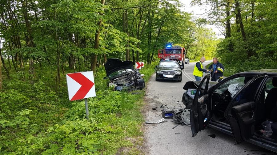 [AKTUALIZACJA, ZDJECIA ] Wypadek w Rędzinach. Dwie osoby w szpitalu