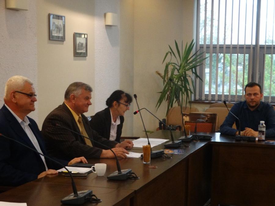Mieszkańcy chcą asfaltu, radni mówią, że wniosek ma formalne braki