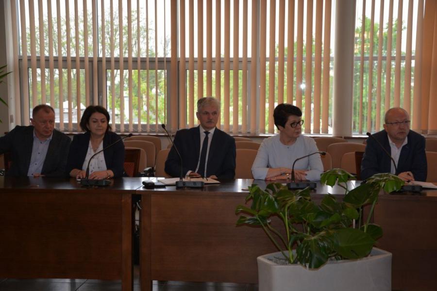 W Starostwie wójtowie rozmawiali o drogach. Stawki ryczałtowe idą w górę