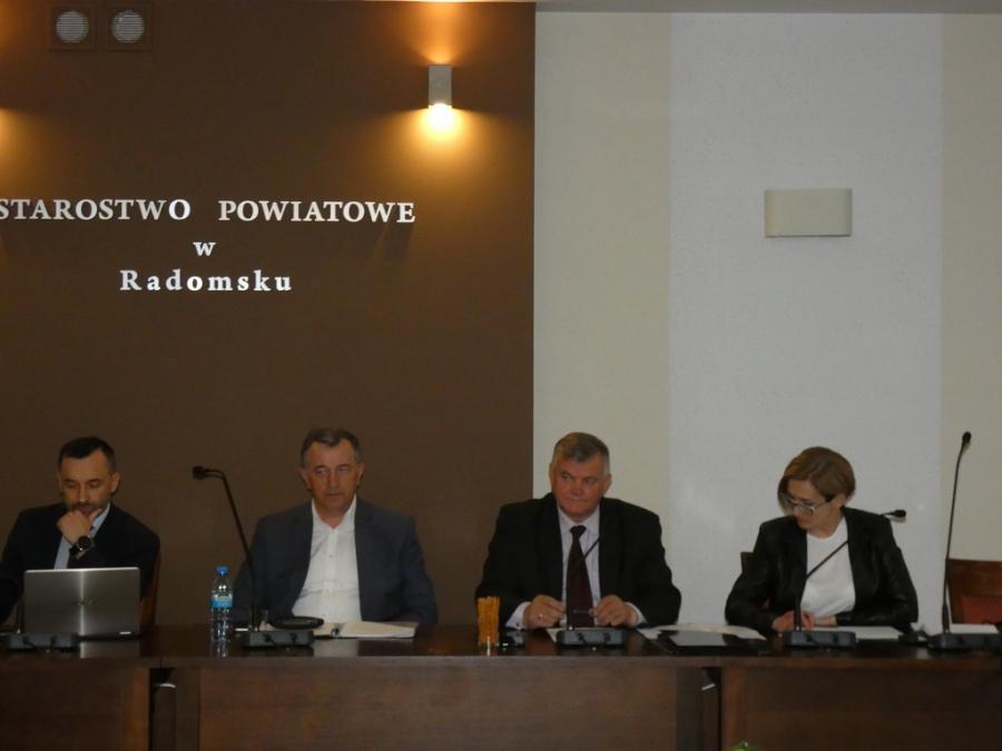 Potrzebny pilny remont schodów i podjazdu. Tak wynika z kontroli przychodni Pro Familia