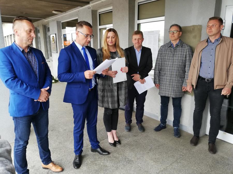[DRZEWA PRZY REYMONTA - FILM] Radny Więcek pyta Wawryki, gdzie był wcześniej