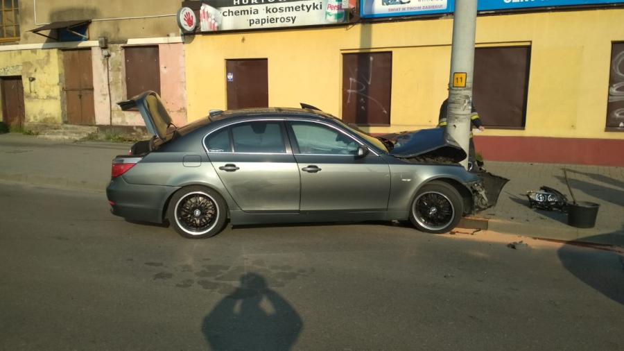[ZDJĘCIA] BMW uderzyło w słup na ul. Sierakowskiego