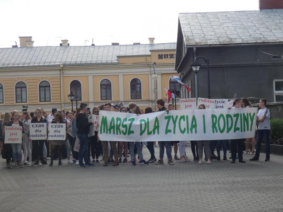 [ZDJĘCIA, FILM] Radomszczańskie Dni Rodziny: Ulicami miasta przeszedł Marsz dla życia i rodziny