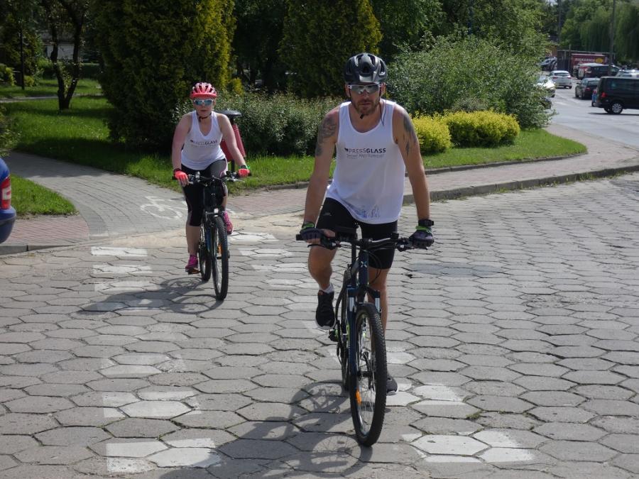 Uczestnicy Biegojazdy dotarli do Radomska. Zbierają na ogród. Sensoryczny