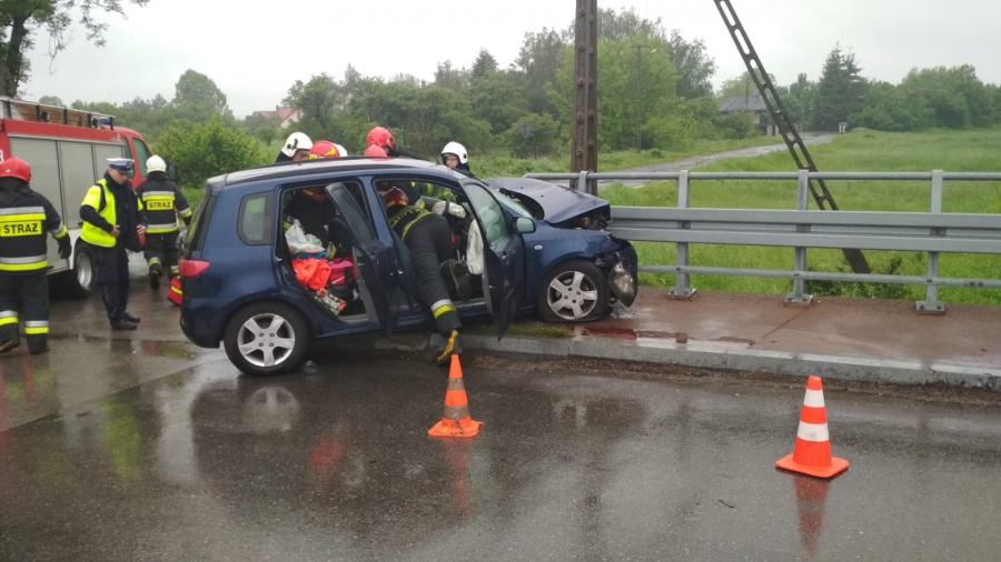 Kierowca mazdy stracił panowanie nad autem
