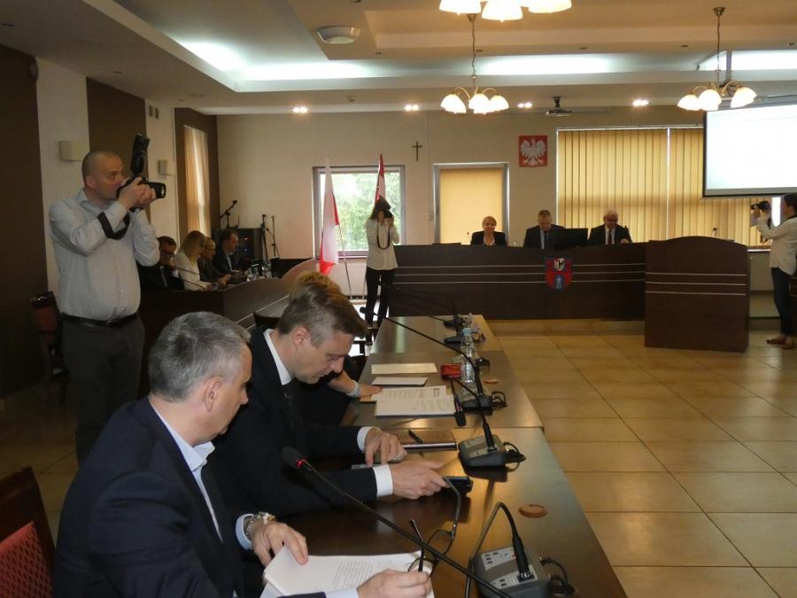 Sesja rady powiatu: o wielu szkołach, jednym konkursie, nagłośnieniu hali i pięciu tysiącach złotych