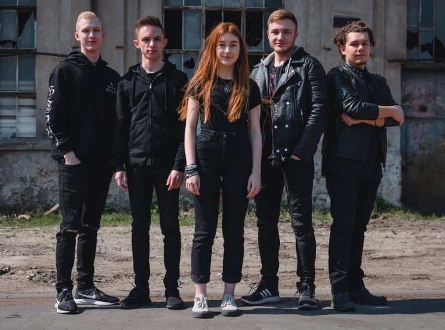 Młodzi, ambitni i zdolni - She Only Lies