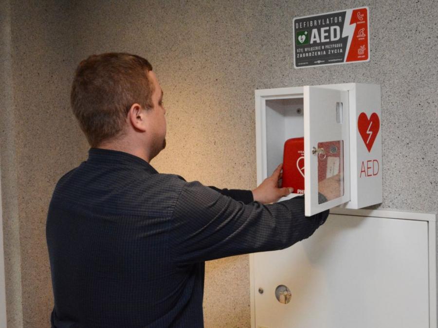 Sprzęt ratujący życie ,czyli defibrylator AED zamontowany w starostwie