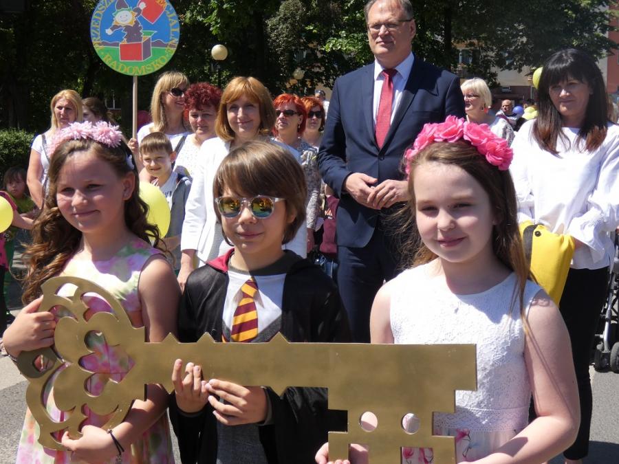 [ZDJĘCIA, FILM] Miejskie obchody Dnia Dziecka. Barwny korowód ulicami miasta