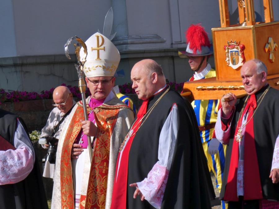 [FILM, ZDJĘCIA] Procesja z relikwiami św. Jadwigi na zakończenie Dni Rodziny