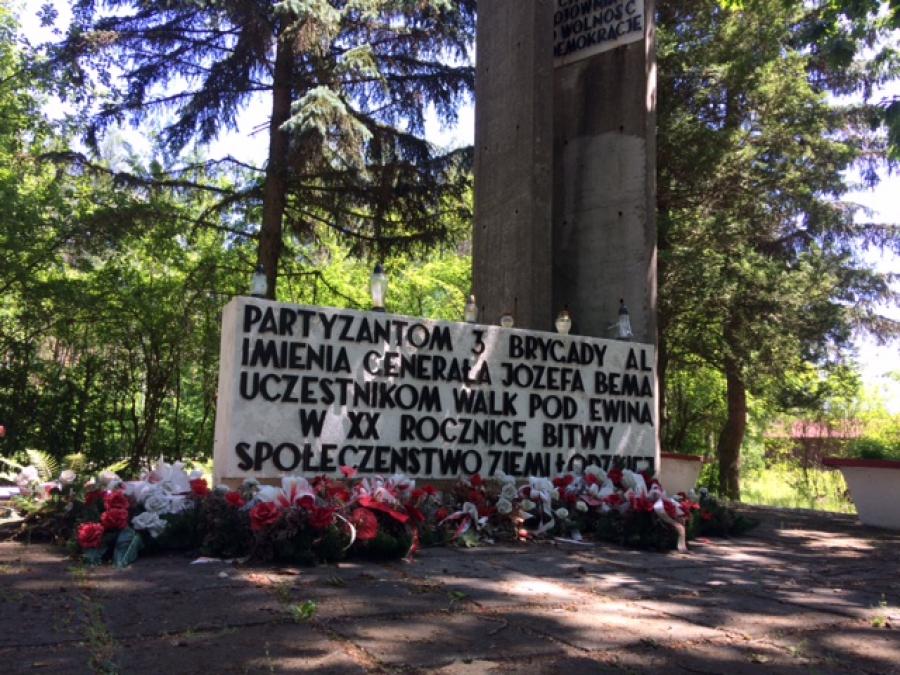 Pomnik na Ewinie: nadleśniczy poinformował wójta i wojewodę. Zgodnie z ustawą
