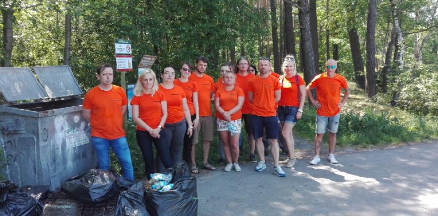 Propagują ekologię: pracownicy PRT Radomsko sprzątali tereny leśne na Suchej Wsi