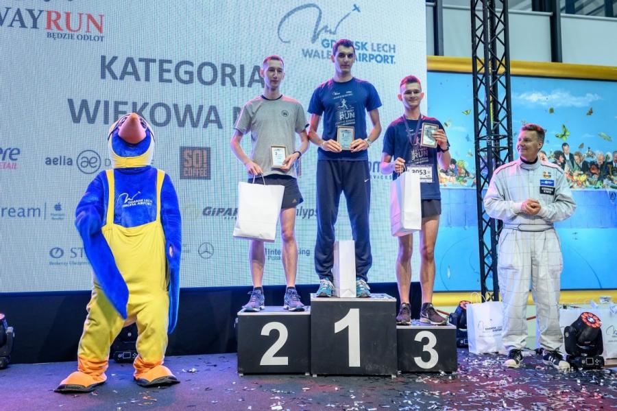 Przemysław Lasoń najlepszy w  biegu Skywayrun Airport Gdańsk 2019