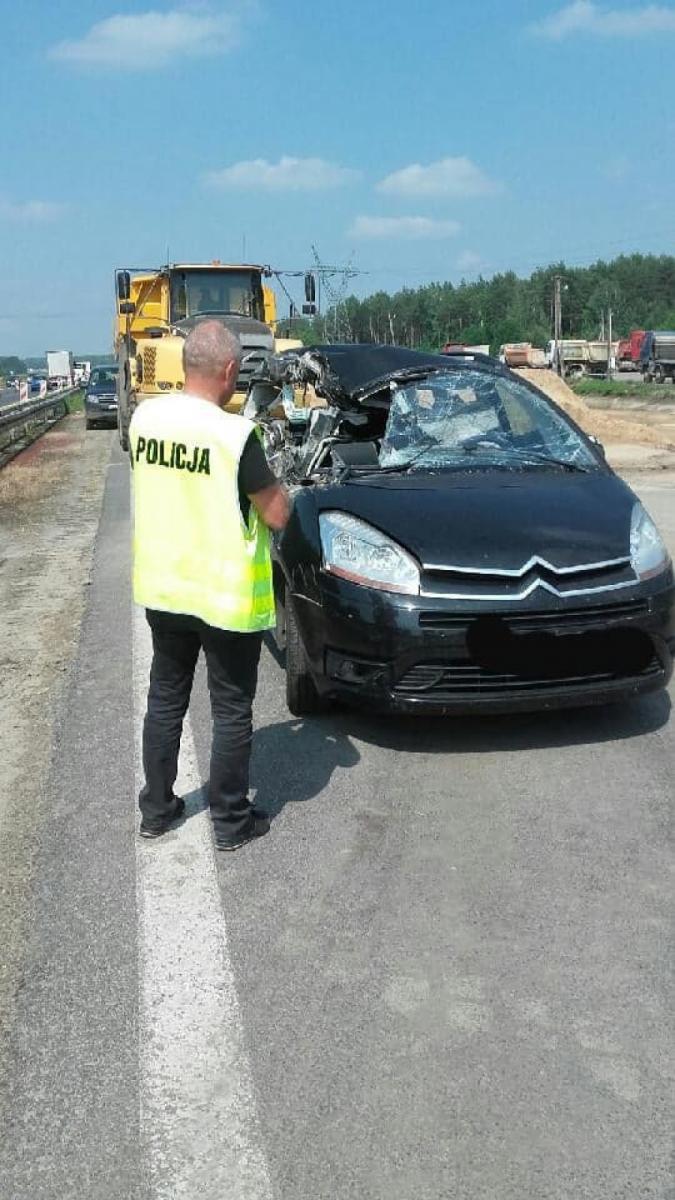 Zignorowała STOP. Potrąciła kierującego ruchem i uderzyła w dwa samochody