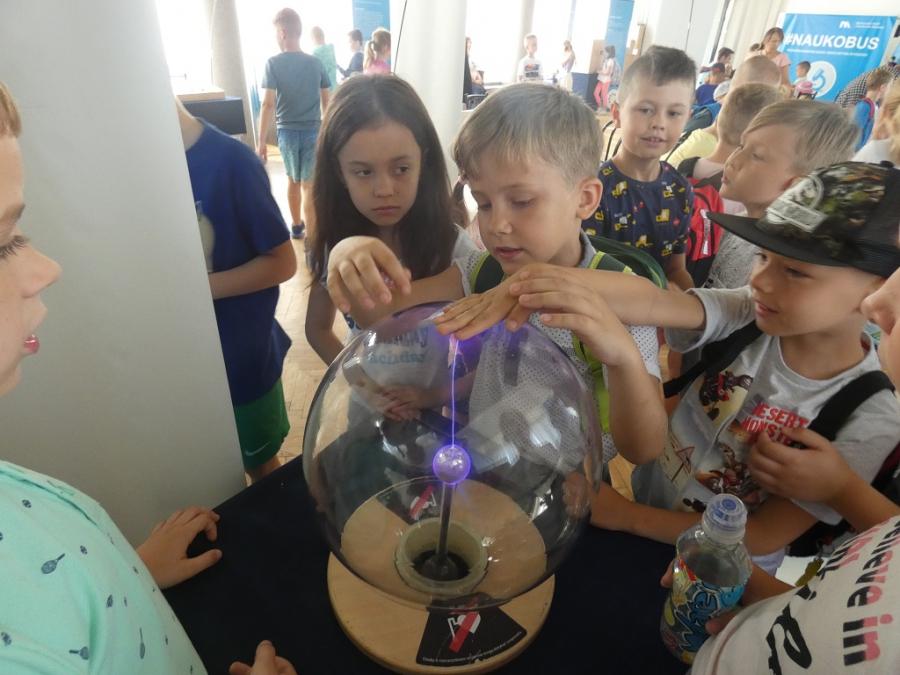 [ZDJĘCIA] Interaktywna wystawa Eksperymentuj z Centrum Nauki Kopernik w MDK