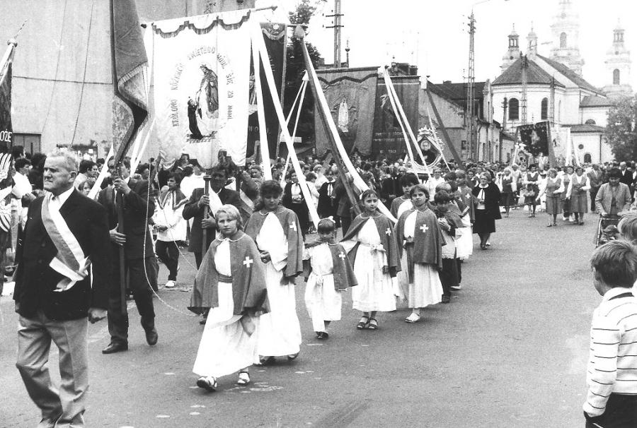 Boże Ciało w Radomsku w 1987 roku na archiwalnych zdjęciach Jacka Kaszyńskiego