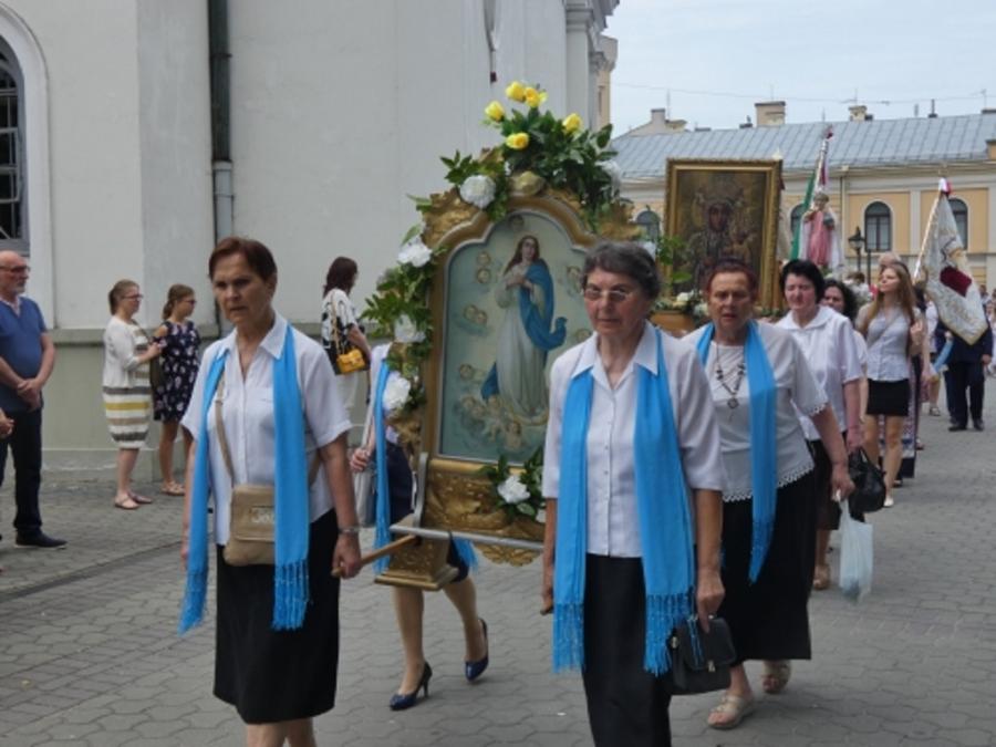 [ZDJĘCIA, FILM] Dziś Boże Ciało. Procesja kolegiaty św. Lamberta przeszła ulicami miasta