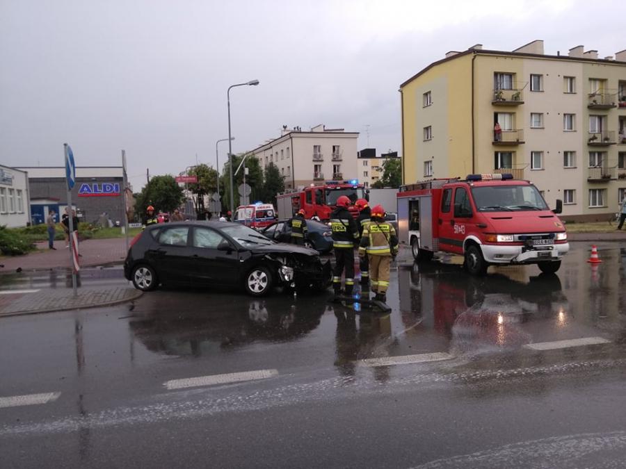 [AKTUALIZACJA] Wypadek na Wyszyńskiego: kierująca hyundaiem wymusiła pierwszeństwo