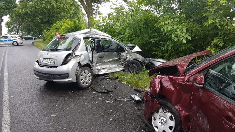 [AKTUALIZACJA] Wypadek w Orzechówku. Kierowca w ciężkim stanie przetransportowany śmigłowcem do Łodzi
