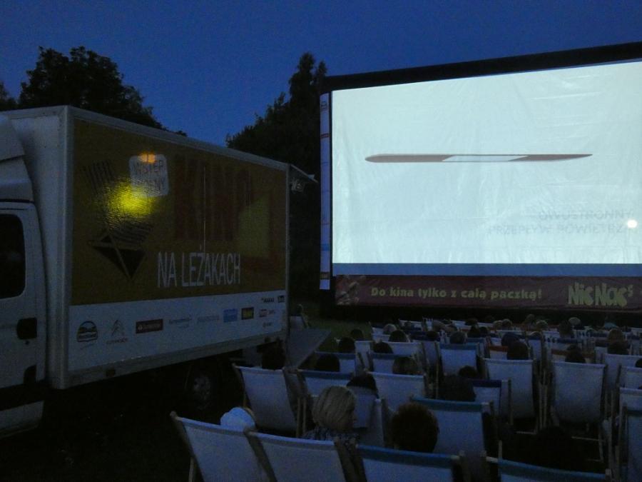 Wspólny seans pod chmurką, czyli Kino na Leżakach w parku Solidarności