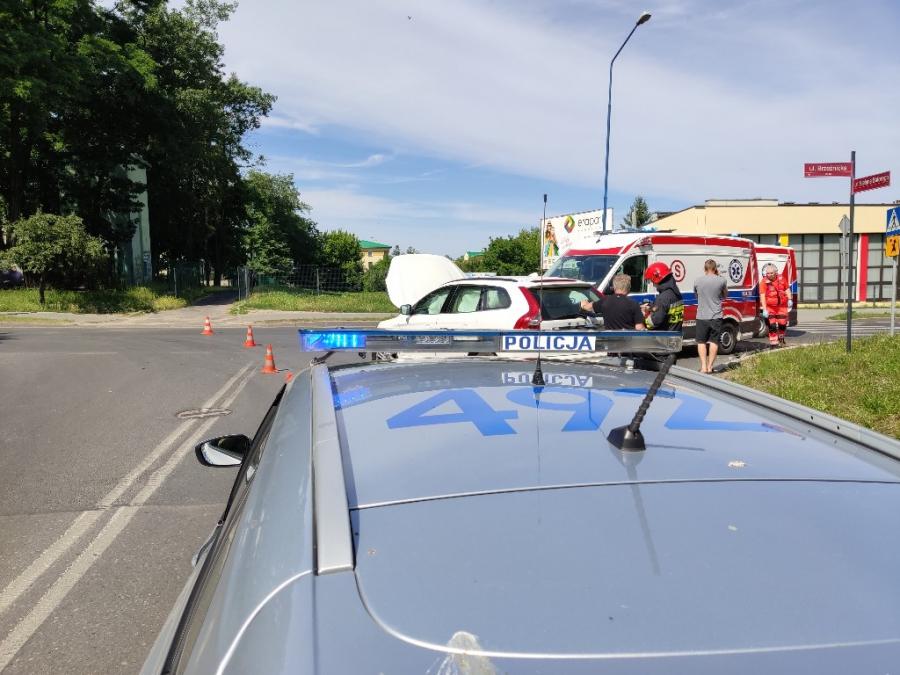Zderzenie dwóch aut na skrzyżowaniu Batorego i Brzeźnickiej