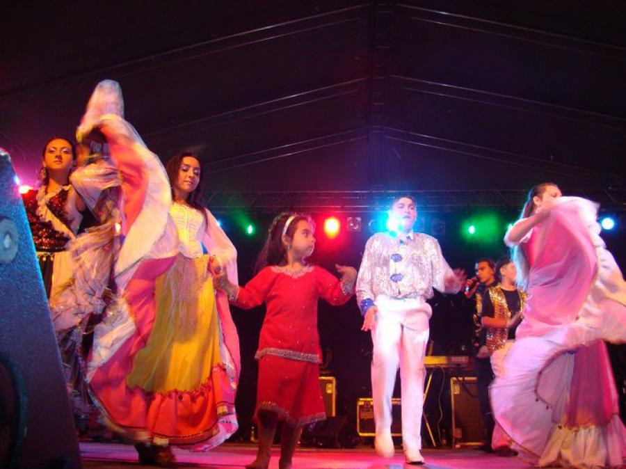 Pieśni taborowe, romanse, czardasze i ogniste tańce: koncert zespołu romskiego na placu 3 Maja