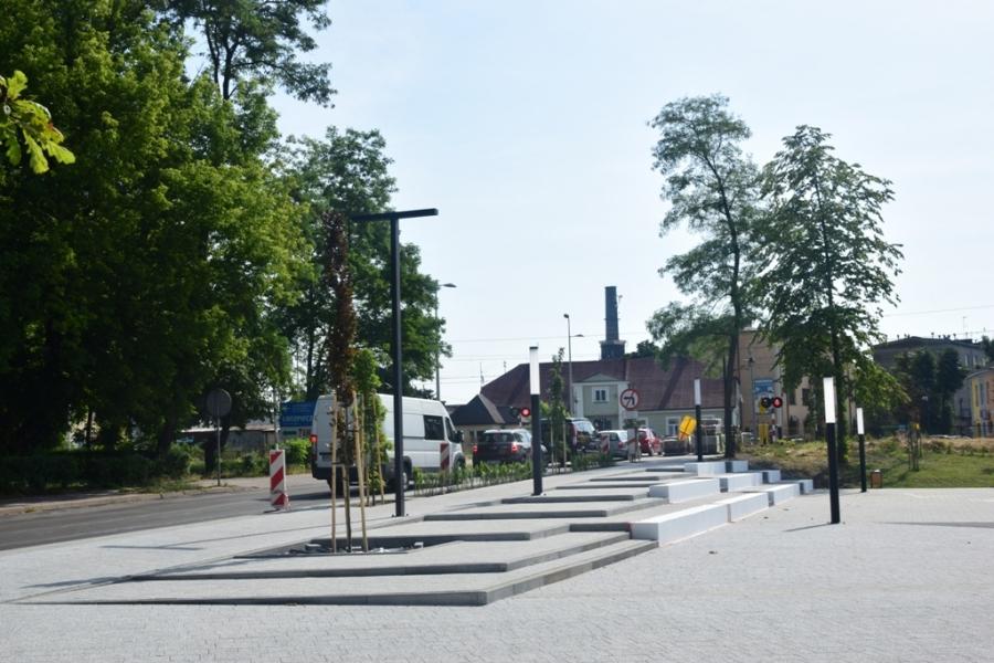 [ZDJĘCIA] Rewitalizacja skweru przy Sierakowskiego. Betonowa wyspa czy miejski azyl?