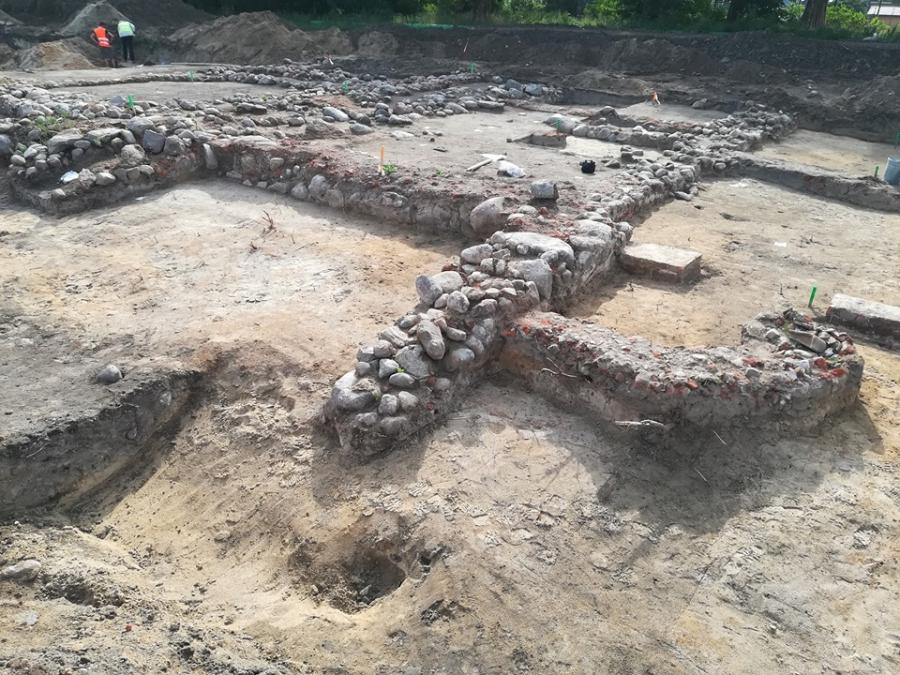[ZDJĘCIA] Monety, fragment drogi i metalowe okucia - badania archeologiczne przy A1