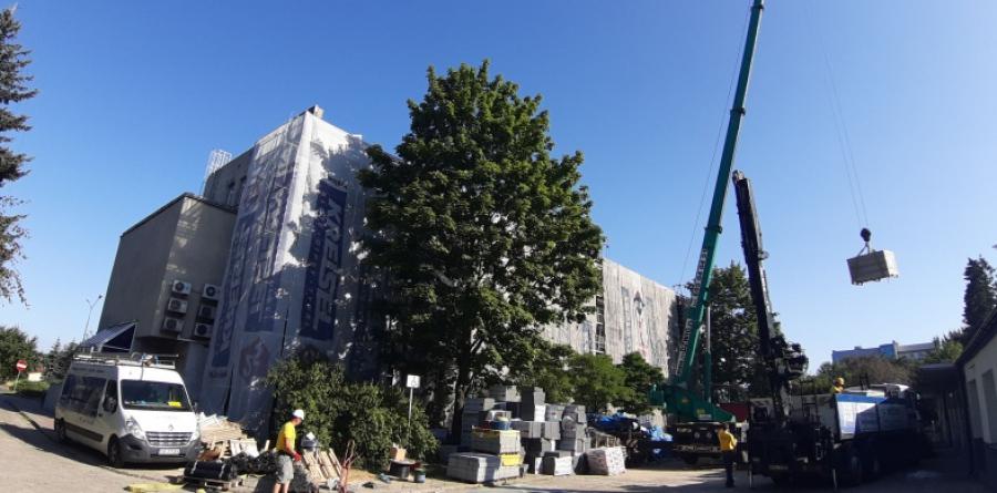 Remont UM: trwa docieplanie elewacji, wymiana okien i demontaż instalacji grzewczej