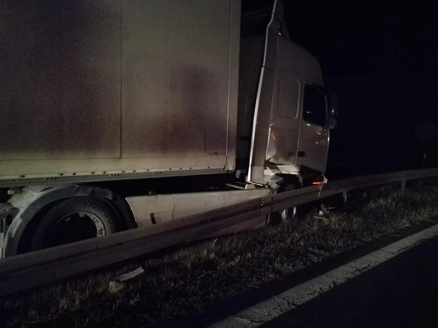 DK1: ciężarówka wjechała w barierki ochronne