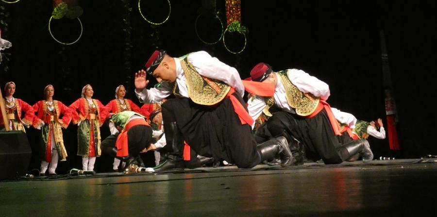 Taneczna parada ulicami miasta i koncert folklorystyczny [FILM ZDJĘCIA]