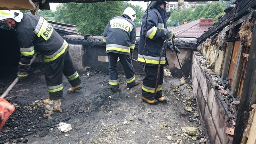 Dobryszyce: pożar dachu i poddasza domu