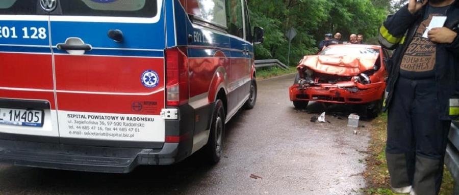 [Wypadek] Czołowe zderzenie w gminie Wielgomłyny. Są ranni
