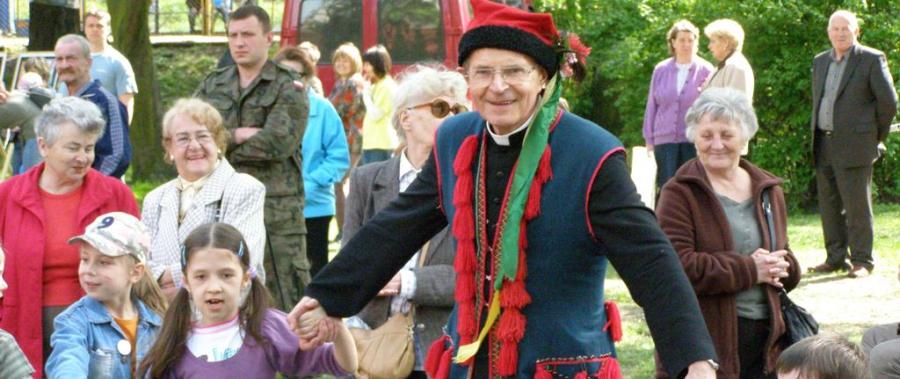 Biskup zaśpiewa w muzeum. Koncert charytatywny dla Koniczynki