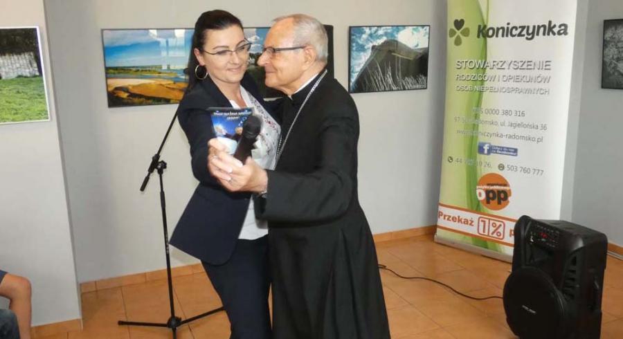 Biskup ewangelizował tańcem i śpiewem. Charytatywny koncert dla Koniczynki