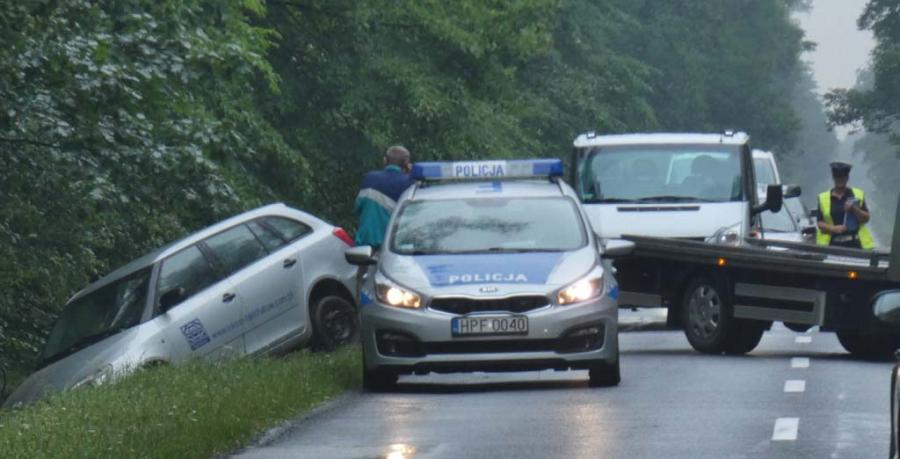 Skoda w rowie. Utrudnienia na drodze Radomsko-Gidle.