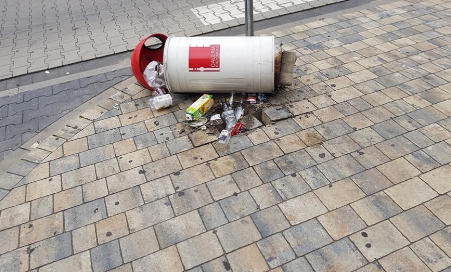 Dostało się koszom na śmieci przy ul. Metalurgii. Wandale grasowali w nocy
