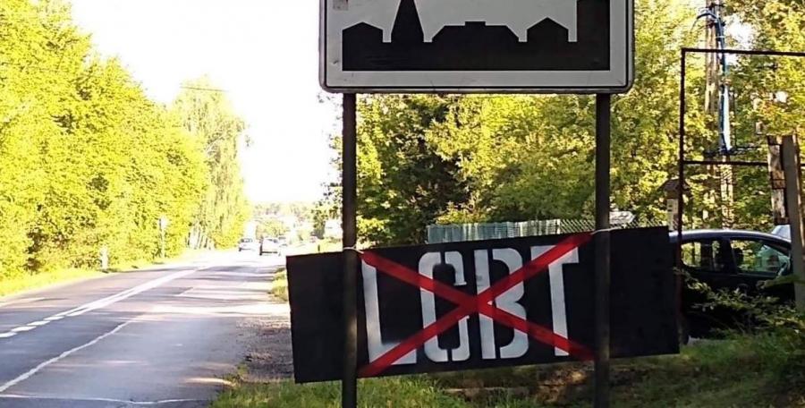 [NA ŻYWO] Marsz Równości i kontrmanifestacja. Tabliczki anty-LGBT na rogatkach