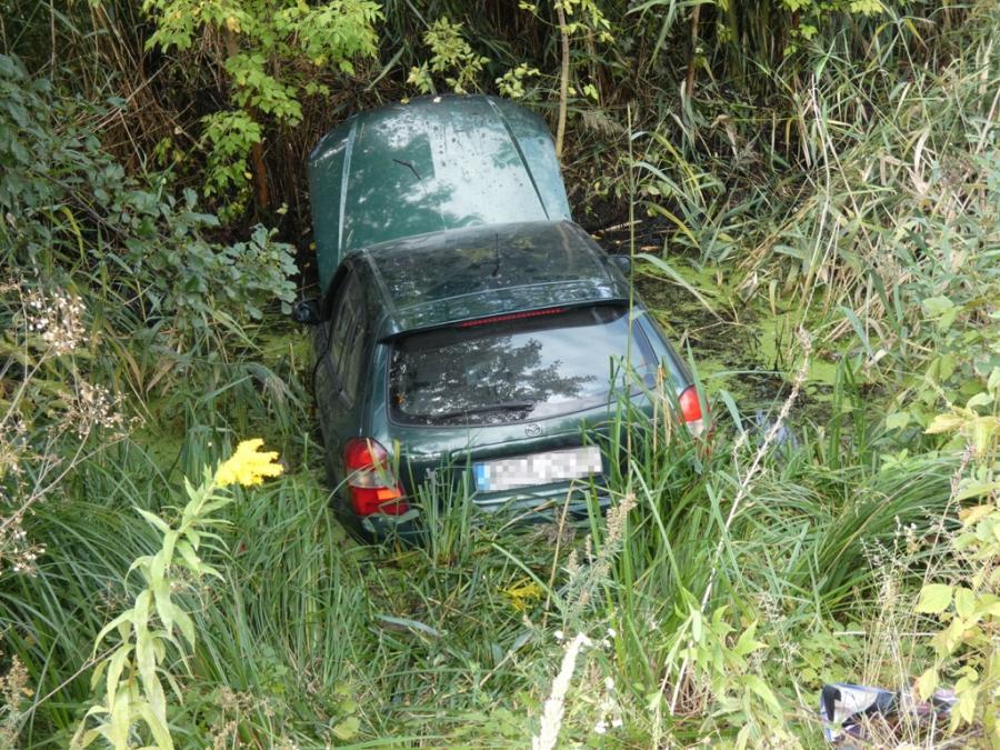 [AKTUALIZACJA] Mazda w Radomce. 64-letni kierowca zasłabł