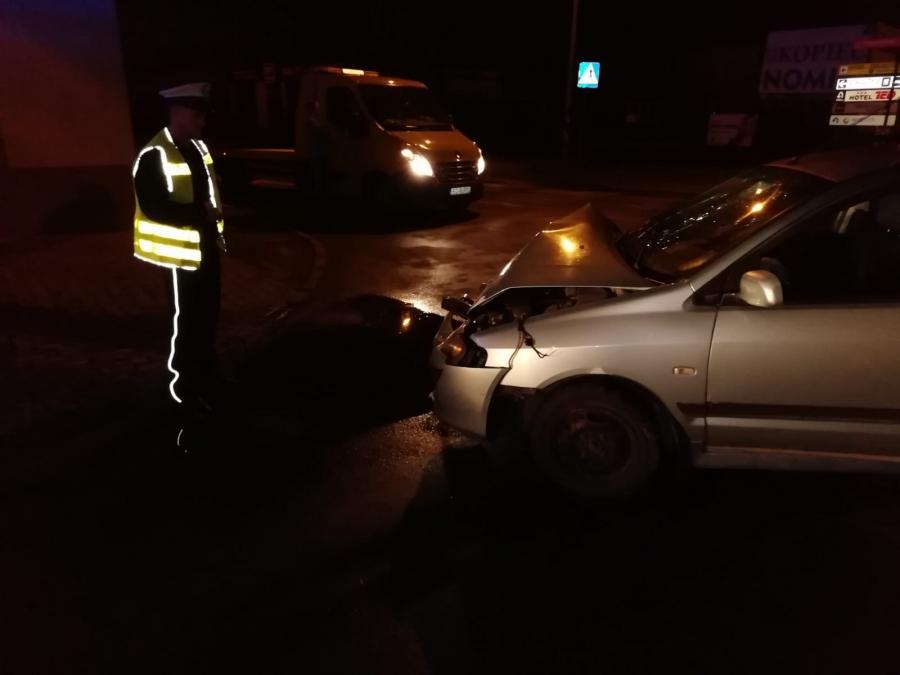 Kierowca mitsubishi z promilami i bez prawa jazdy wjechał w budynek
