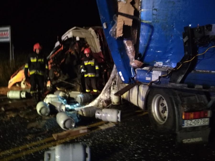 Kierowca ciężarówki zasnął za kierownicą i uderzył w auto na poboczu