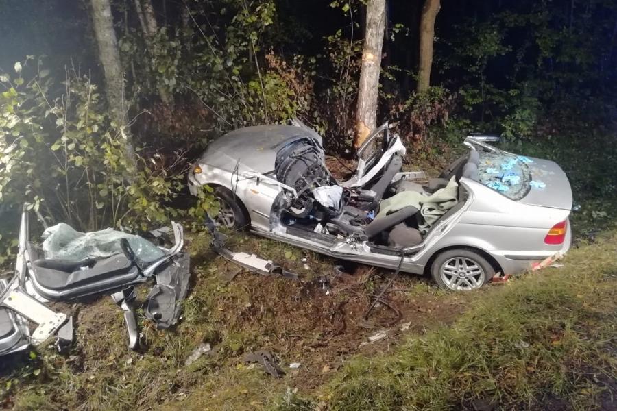 22-letni kierowca BMW uderzył w drzewo. Zginął na miejscu