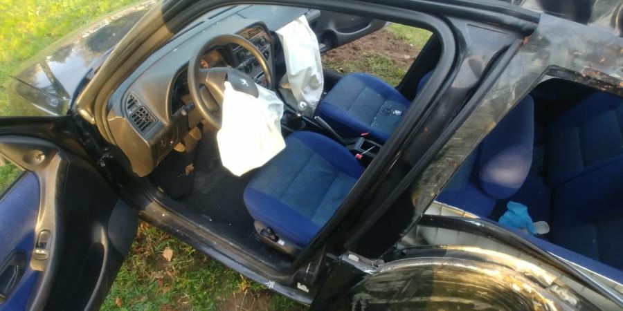 Wjechał w drzewo, zostawił rozbite auto i poszedł do szpitala